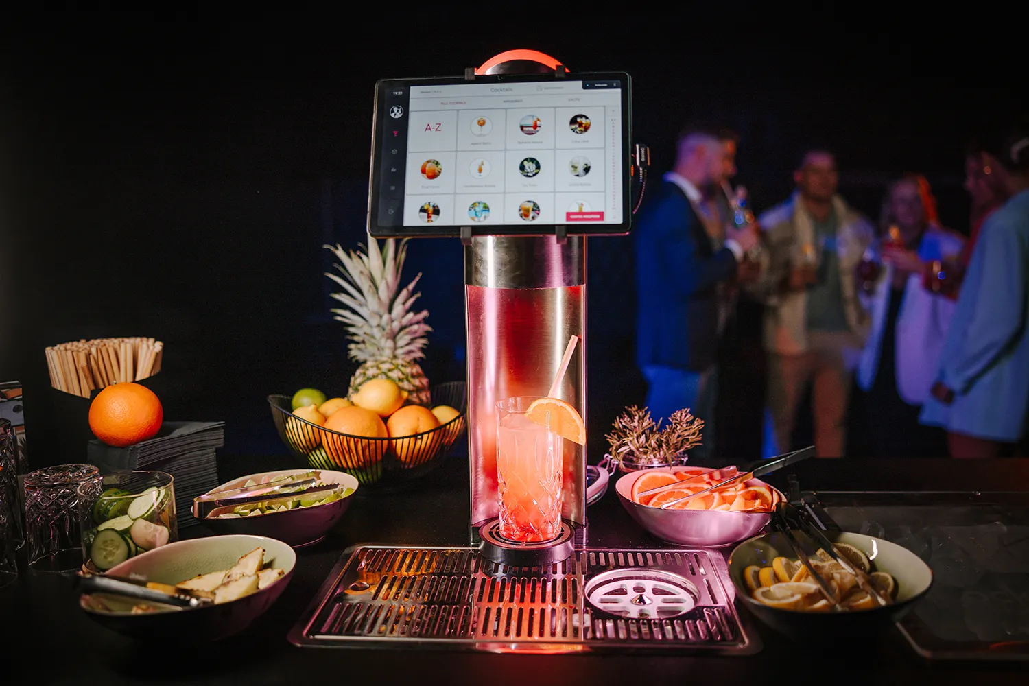 Beleuchtete mobile Cocktailbar im Abendeinsatz