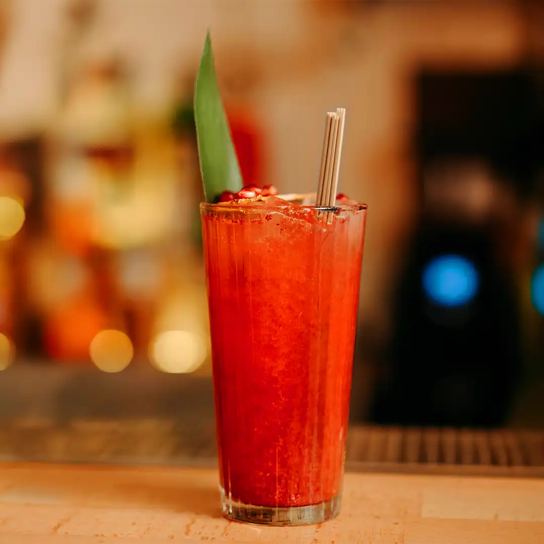 Detailaufnahme der Ausgabe mit Gläsern an der mobilen Cocktailbar in Sachsen-Anhalt