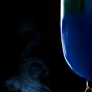 Beleuchteter Cocktail im Abendeinsatz