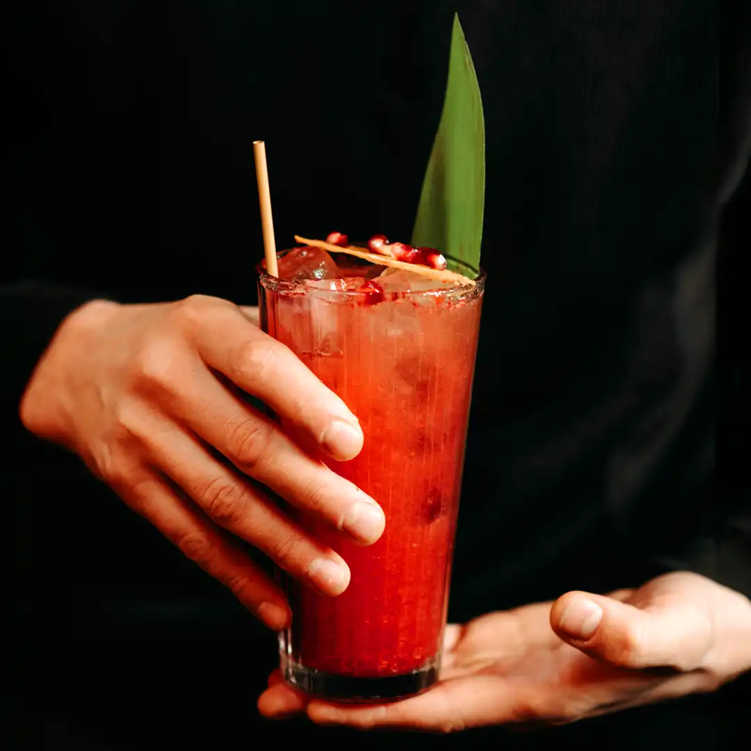 Detailaufnahme der Ausgabe mit Gläsern an der mobilen Cocktailbar