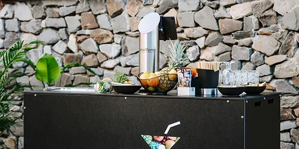 Mobile Cocktailbar von Cocktail Express beim Aufbau in Magdeburg