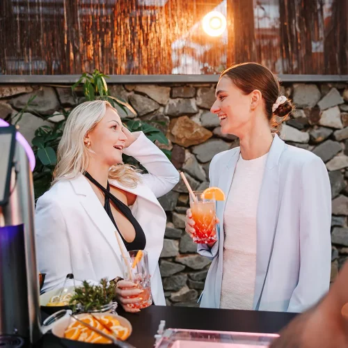 Mobile Cocktailbar im Garten bei einer Gartenparty in Sachsen-Anhalt
