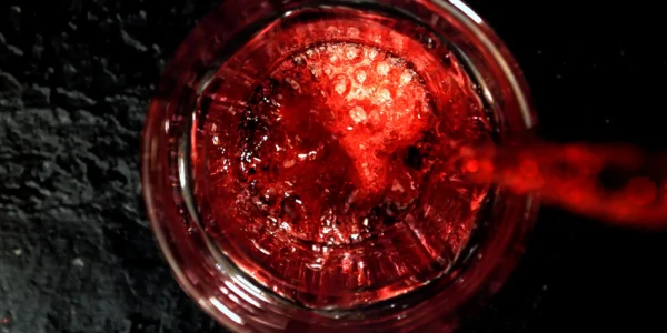 Cocktail wird befüllt bei Firmenfeiern