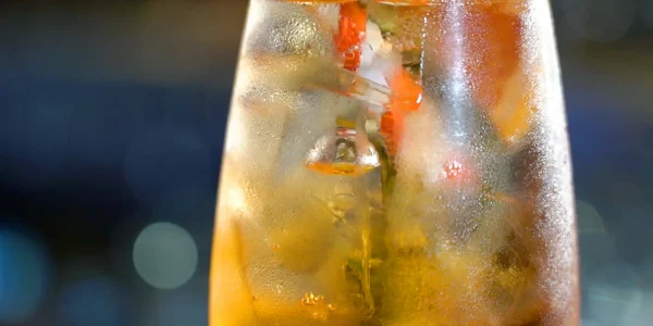 Detailaufnahme der Ausgabe mit Gläsern an der mobilen Cocktailbar